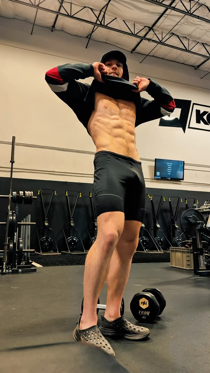 Instagram reel Dd_qowVTaAi from @bradymwilson: lowkey thursday night gym.